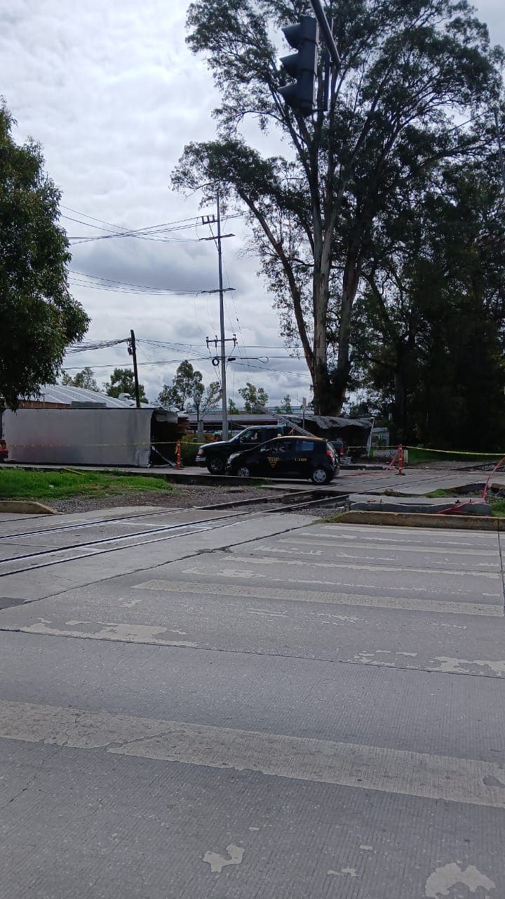 Tráiler es embestido por el tren en Parque Industrial Puebla 2000