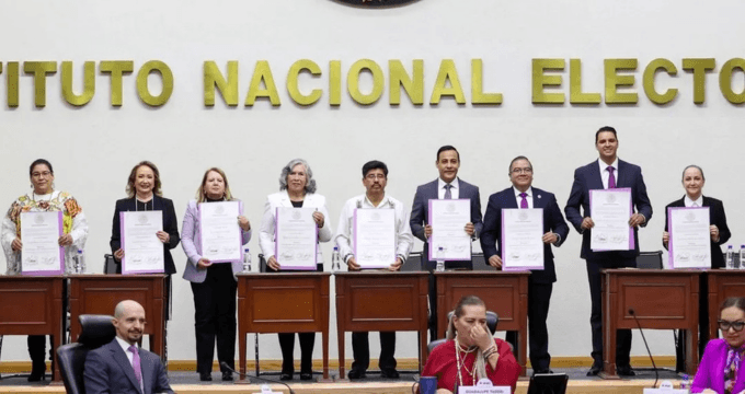 Entrega INE constancias a nuevos ministros de la SCJN