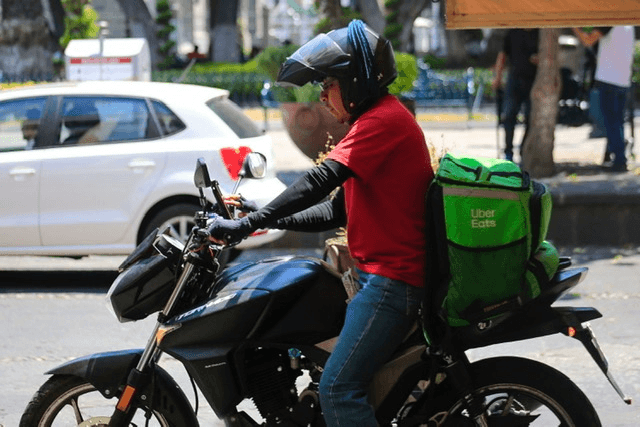 Ley Chaleco: los repartidores sí tendrán que portar chaleco y habrá número de identificación en el casco para todos