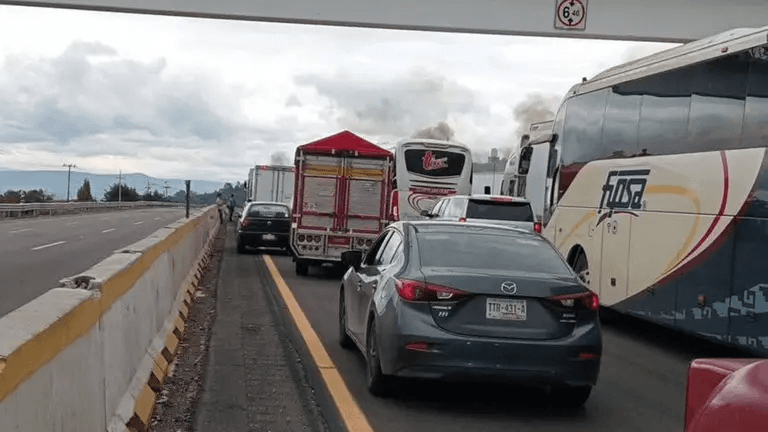 Ejidatarios de Santa Rita Tlahuapan bloquean autopista México-Puebla