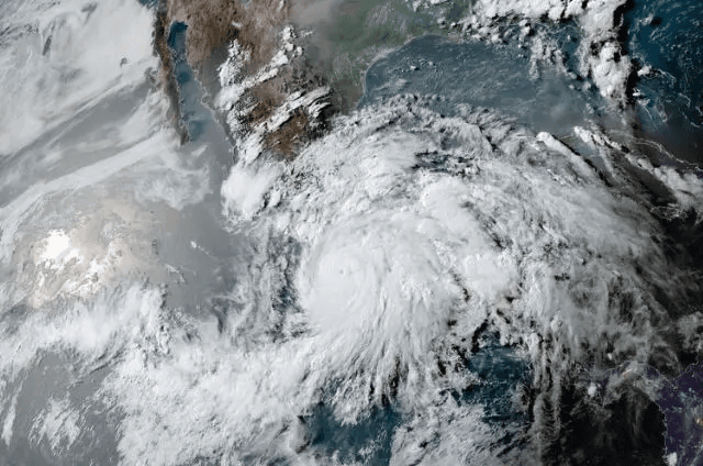 Huracán Erick se convierte en categoría 3 antes de tocar tierra