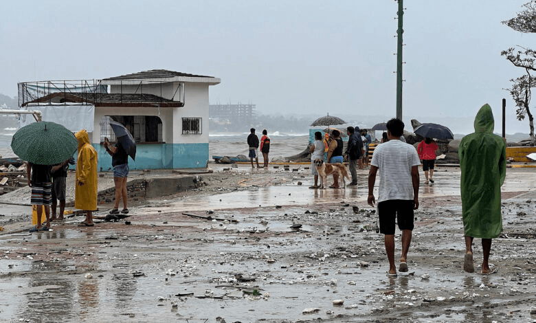 Registra Puerto Escondido daños tras paso del huracán Erick