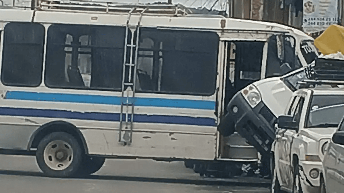 Choca unidad del transporte contra camioneta en calles de Atlixco tras quedarse sin frenos