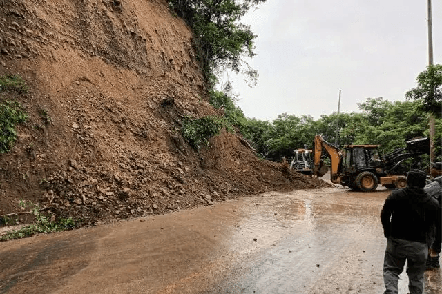 Restablecen circulación tras deslizamiento de tierra en Xicotepec