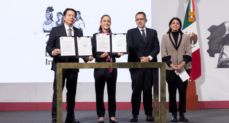 Sheinbaum firma decretos en favor de maestras y maestros