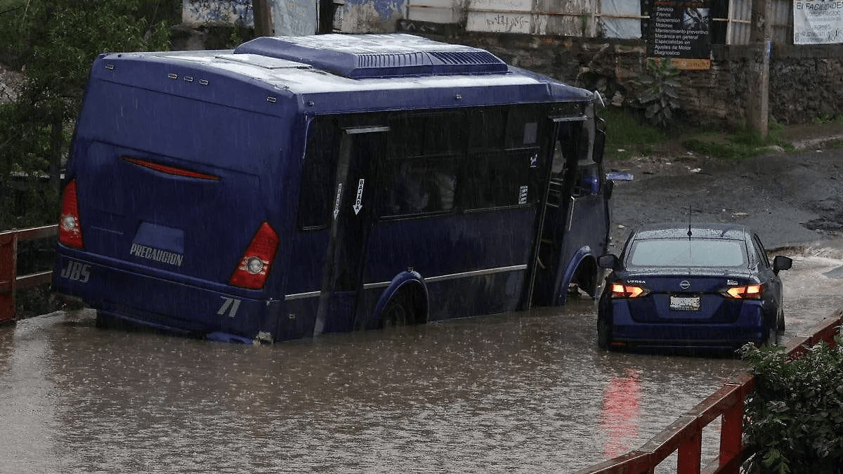 Inundaciones en Puebla: otra vez conductores quedan atrapados por lluvias