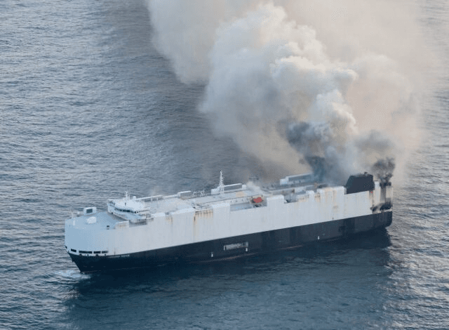 Se incendia carguero que se dirigía a México con 3 mil autos chinos