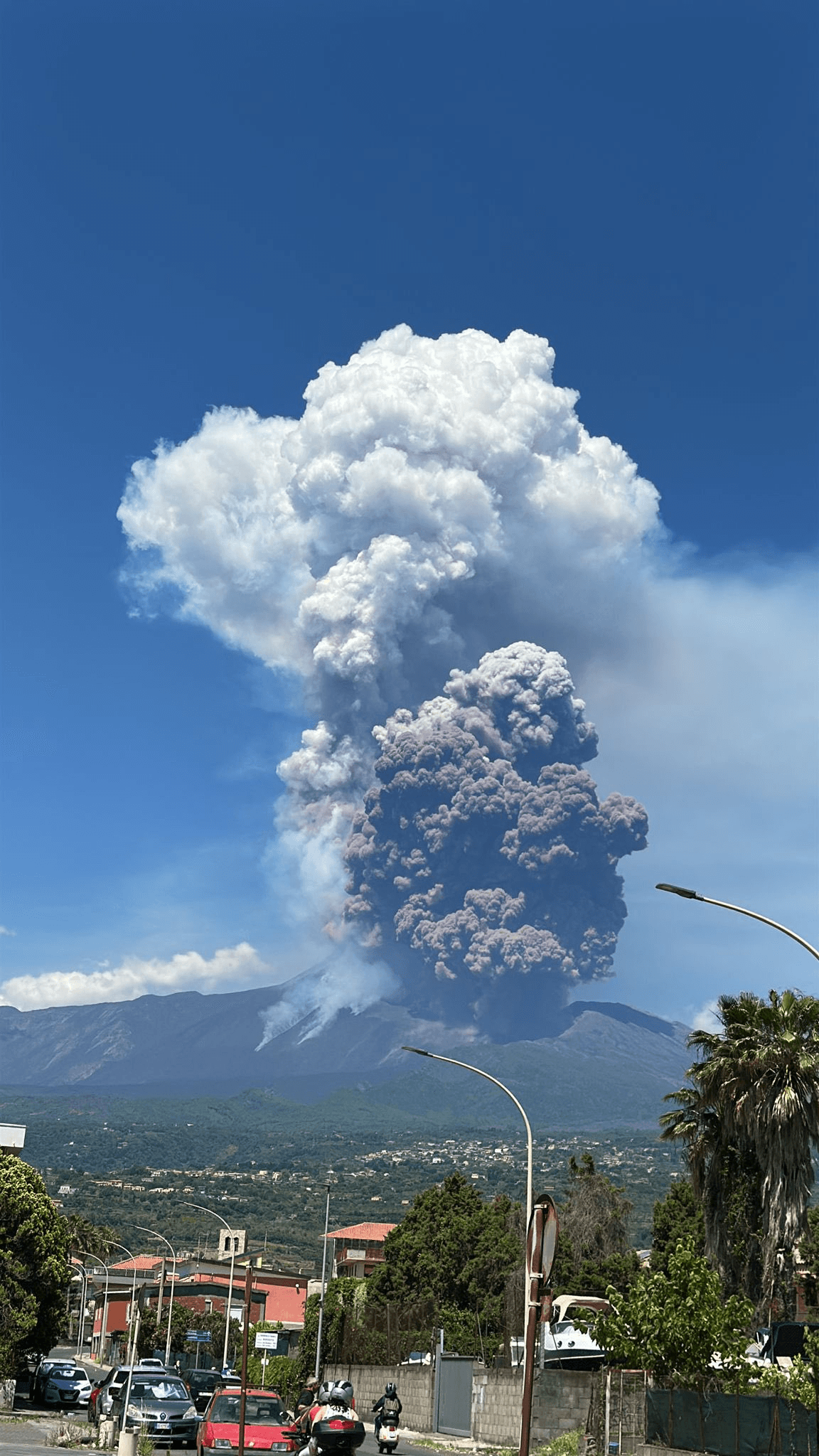 Erupción del Etna genera columna de cenizas de 6.400 metros