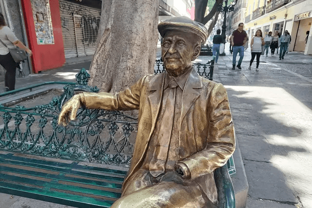 Ahora roban la mano y el libro de la estatua de Pedro Ángel Palou