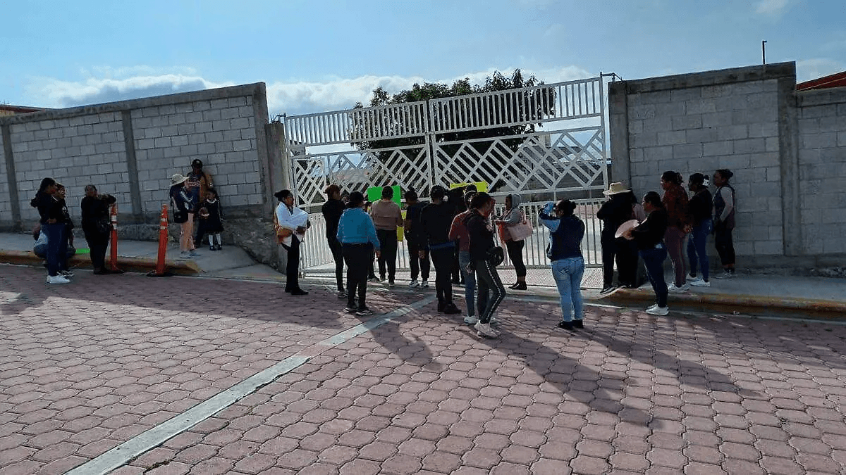 Padres de familia exigen destitución de una directora de primaria en Yehualtepec