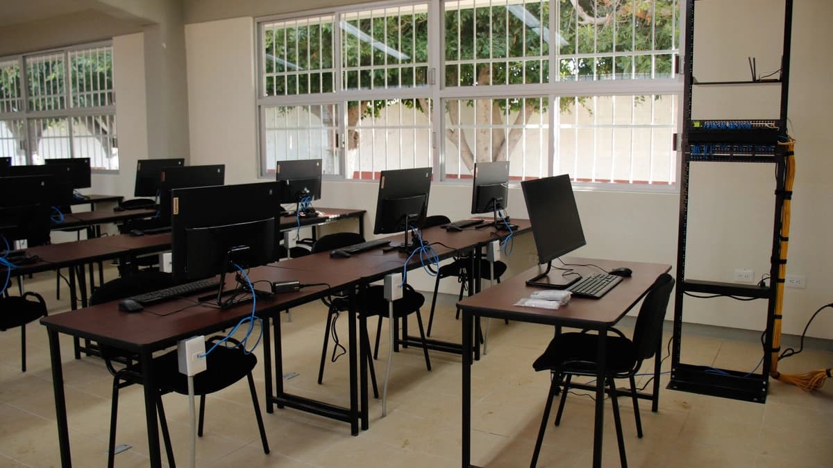 Lanza BUAP licitación para adquirir mil computadoras y 8 mil sillas