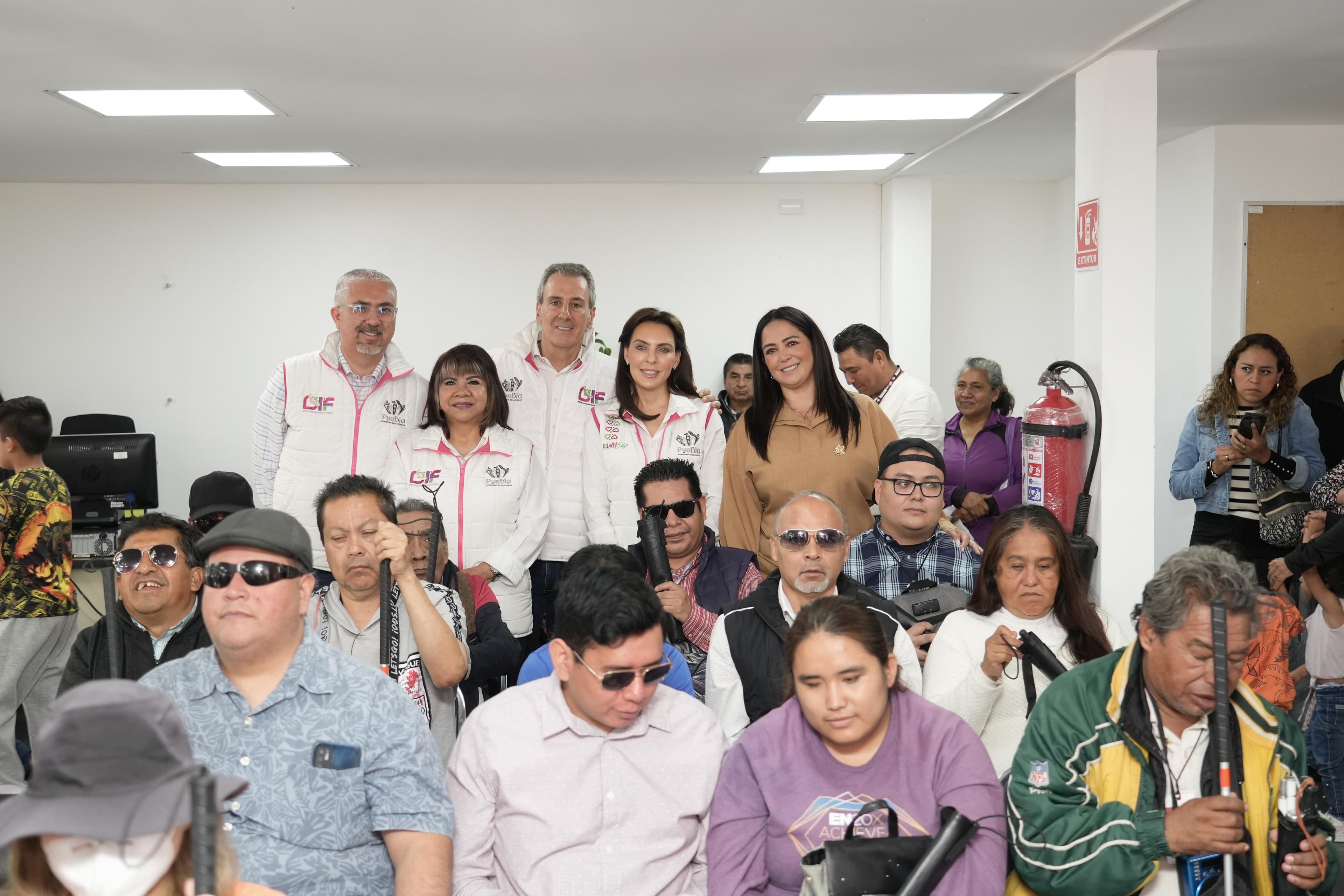 Pepe Chedraui entrega bastones guía a personas con discapacidad visual en Puebla