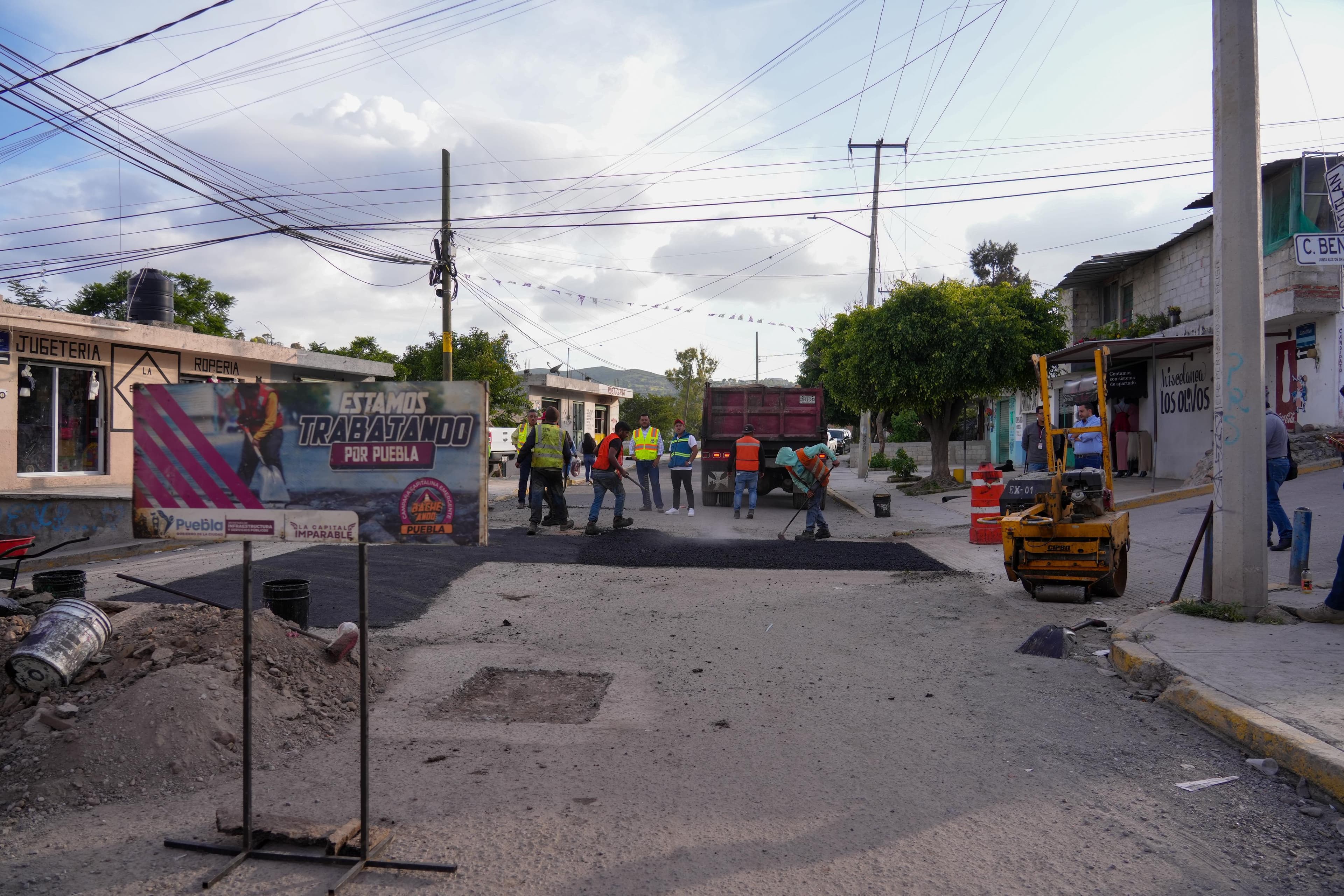 Avanza Gobierno de la Ciudad con campaña de bacheo en Puebla; atienden San Andrés Azumiatla