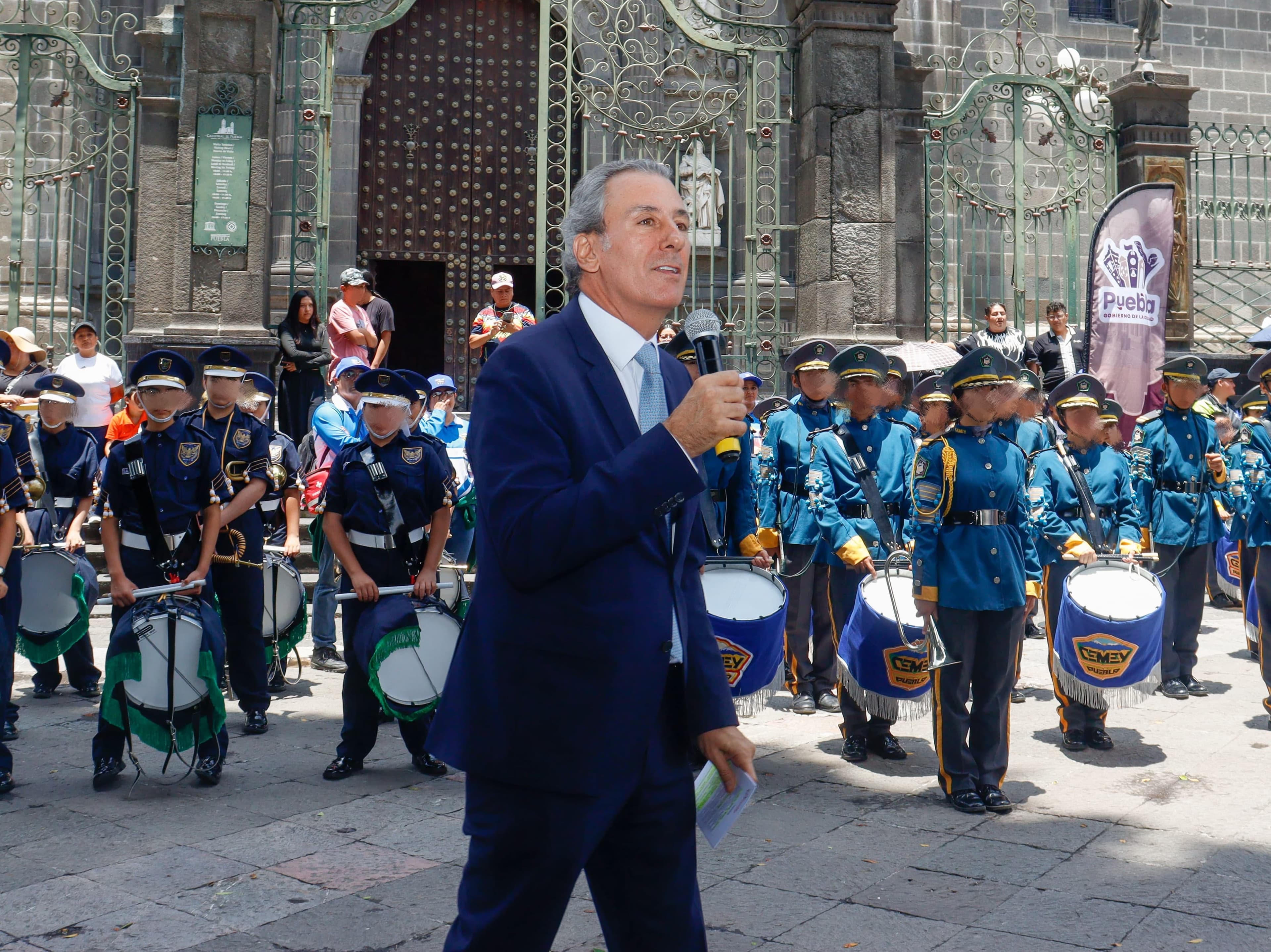 Gobierno de la Ciudad promueve valores con exhibición de bandas de guerra