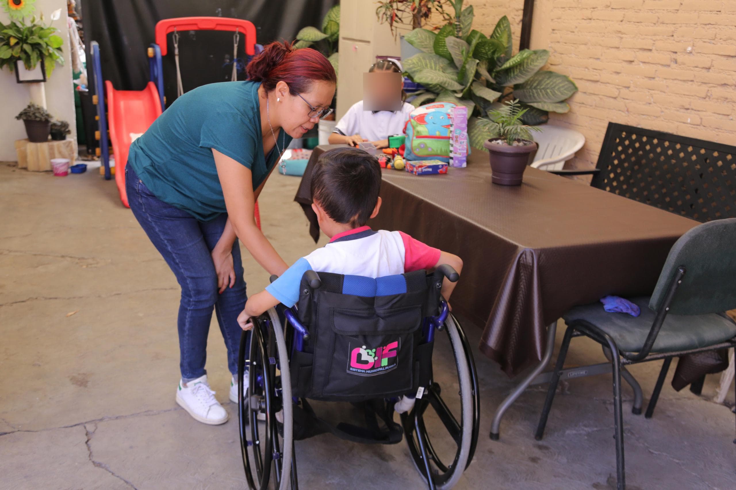 Matías recibe atención especializada en el CMERI gracias al apoyo del SMDIF y MariElise Budib