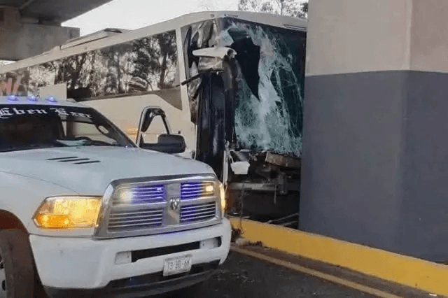 Autobús de pasajeros se estrella contra pilar en la autopista México-Puebla