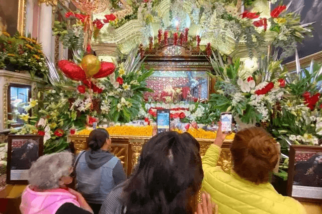 Celebran al Señor de las Maravillas entre flores, mariachis y banda