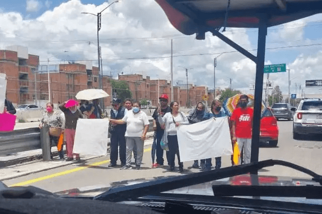 Familiares de pacientes del Hospital General del Sur bloquean el Periférico