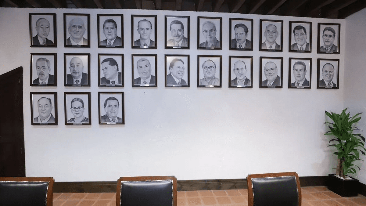 Recolectan firmas para retirar la foto de Javier López Zavala en Casa Aguayo