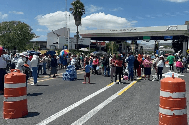 Campesinos bloquean 3 carreteras en Tehuacán contra abusos de empresas chinas