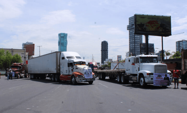 Amotac paraliza Puebla con bloqueos en autopistas y casetas