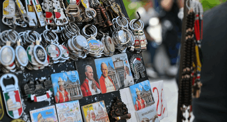 En el Vaticano no hay souvenirs de León XIV a dos meses de su elección