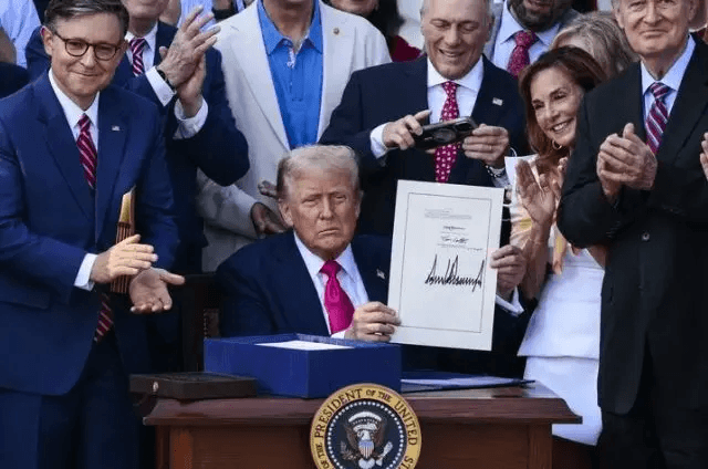 Trump celebra 4 de julio firmando Plan Fiscal en EE.UU.