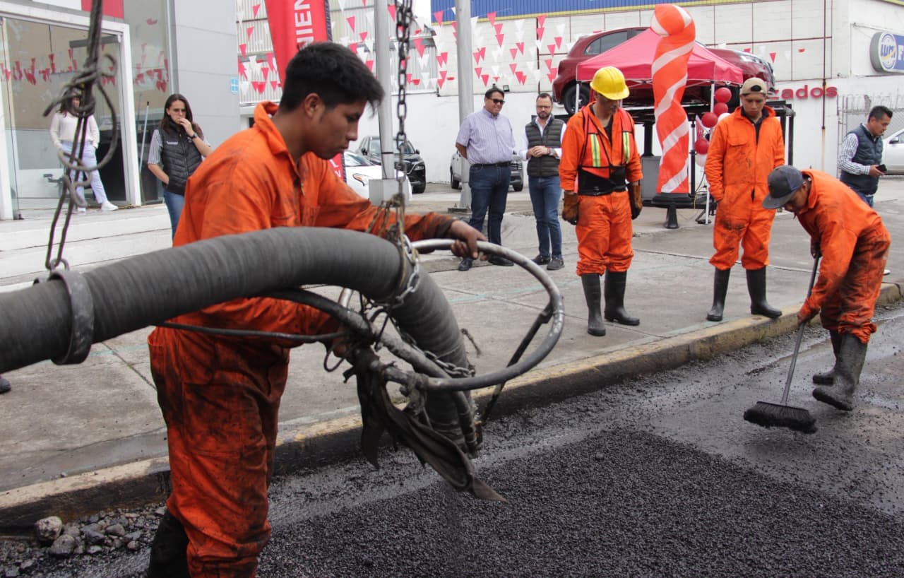 Fortalece Gobierno de la Ciudad la campaña Bacheando Puebla, suma maquinaria de bacheo en frío