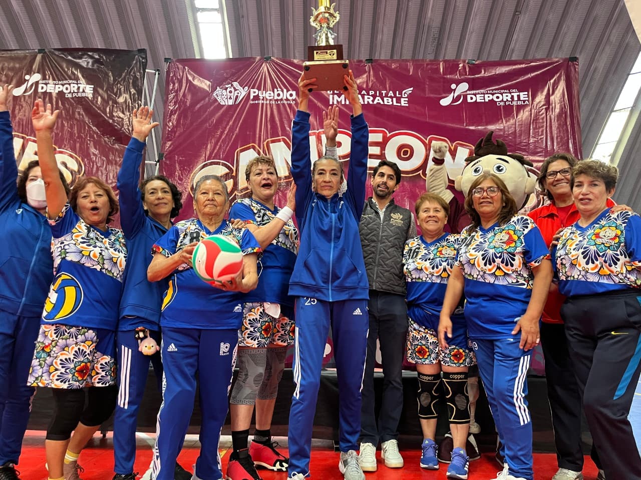 Adultos mayores demuestran su pasión deportiva en el Torneo de Barrios de Cachibol