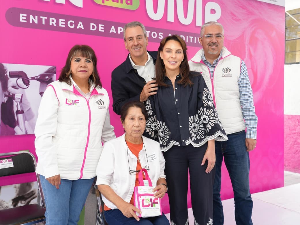 Entregan Pepe Chedraui y MariElise Budib aparatos auditivos a personas con discapacidad