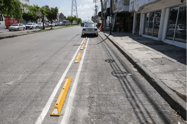 Avenida Las Torres: entre banquetas invadidas y una ciclopista recortada