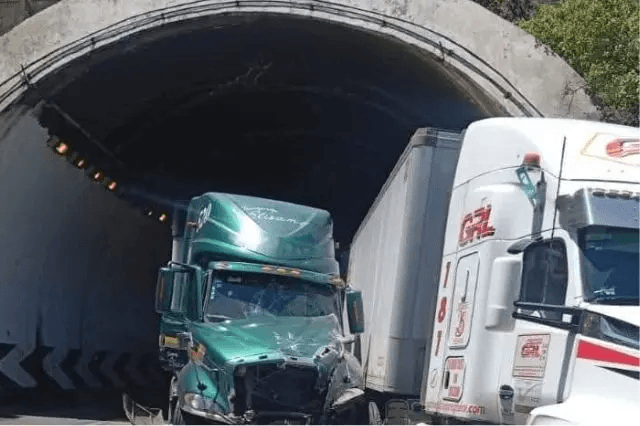 Choque de tres tractocamiones colapsa la Puebla-Orizaba en Esperanza