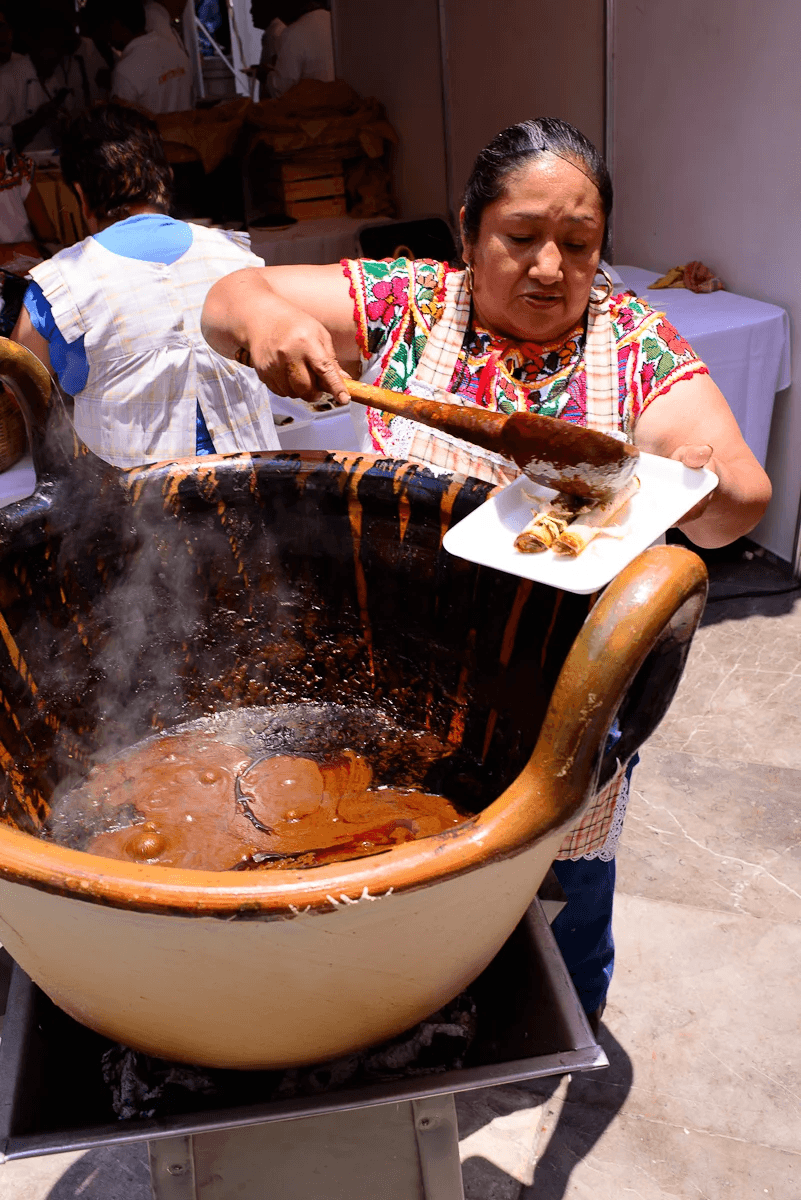 Izúcar prepara una tonelada de mole para festejar a la Virgen de Asunción