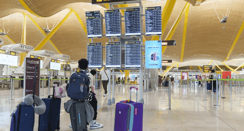 Padres abandonan a su hijo en el aeropuerto de Barcelona para no perder el vuelo