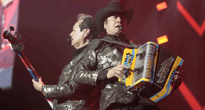 Jorge Hernández de Los Tigres del Norte se va de boca en pleno concierto