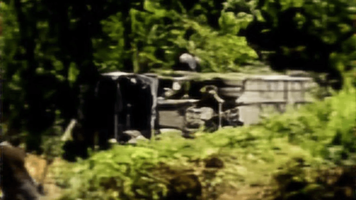 Autobús que viajaba a CDMX vuelca en Huauchinango; reportan 3 muertos y 21 lesionados