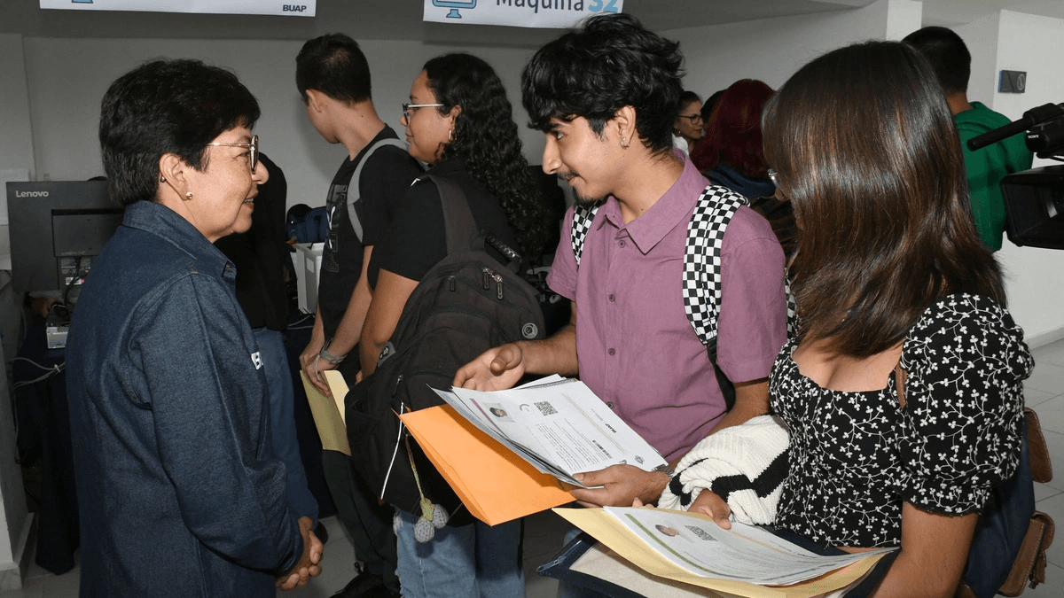 En el primer día, 9 mil jóvenes cumplieron su trámite de inscripción en la BUAP