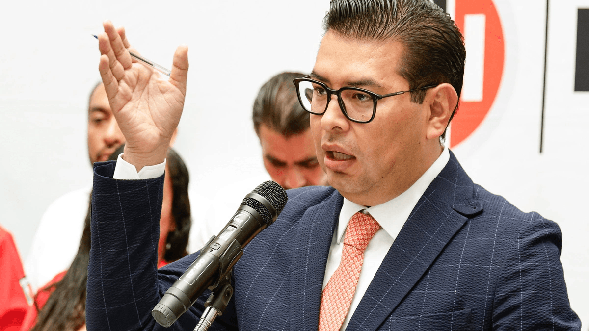 Néstor Camarillo sale en defensa del alcalde de Cuyoaco: ya despidió al guarura