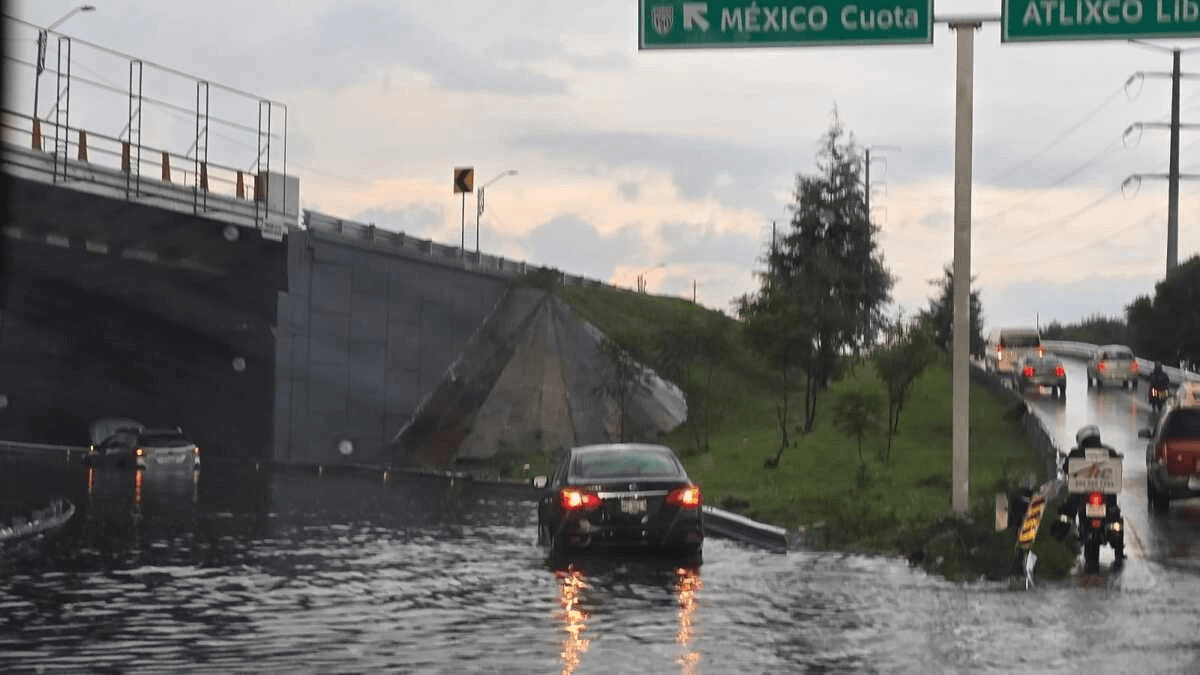 Lluvias causan inundaciones en Periférico Ecológico y otras vialidades de Puebla
