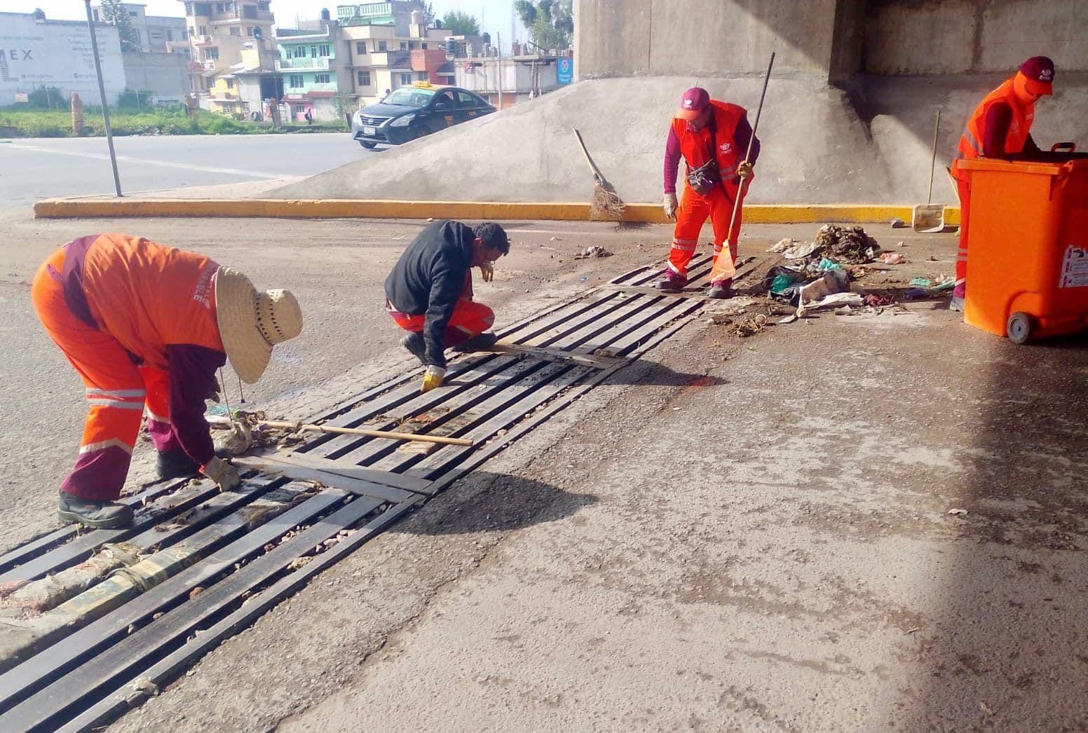 Gobierno de la Ciudad limpia alcantarillas en la Central de Abasto durante temporada de lluvias