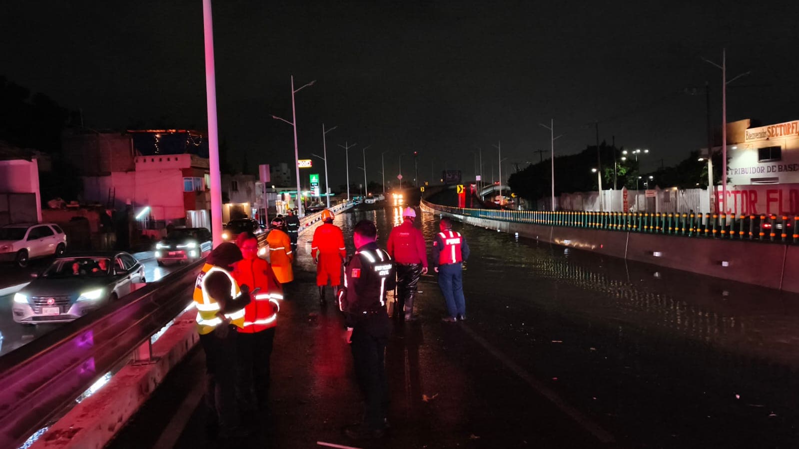 Protección Civil retira desechos en alcantarillas y rescata a pasajeros tras fuerte lluvia