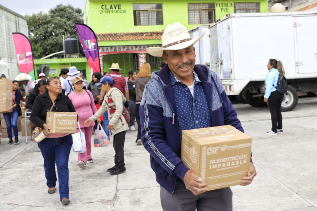 Entrega Pepe Chedraui apoyos alimentarios en Azumiatla
