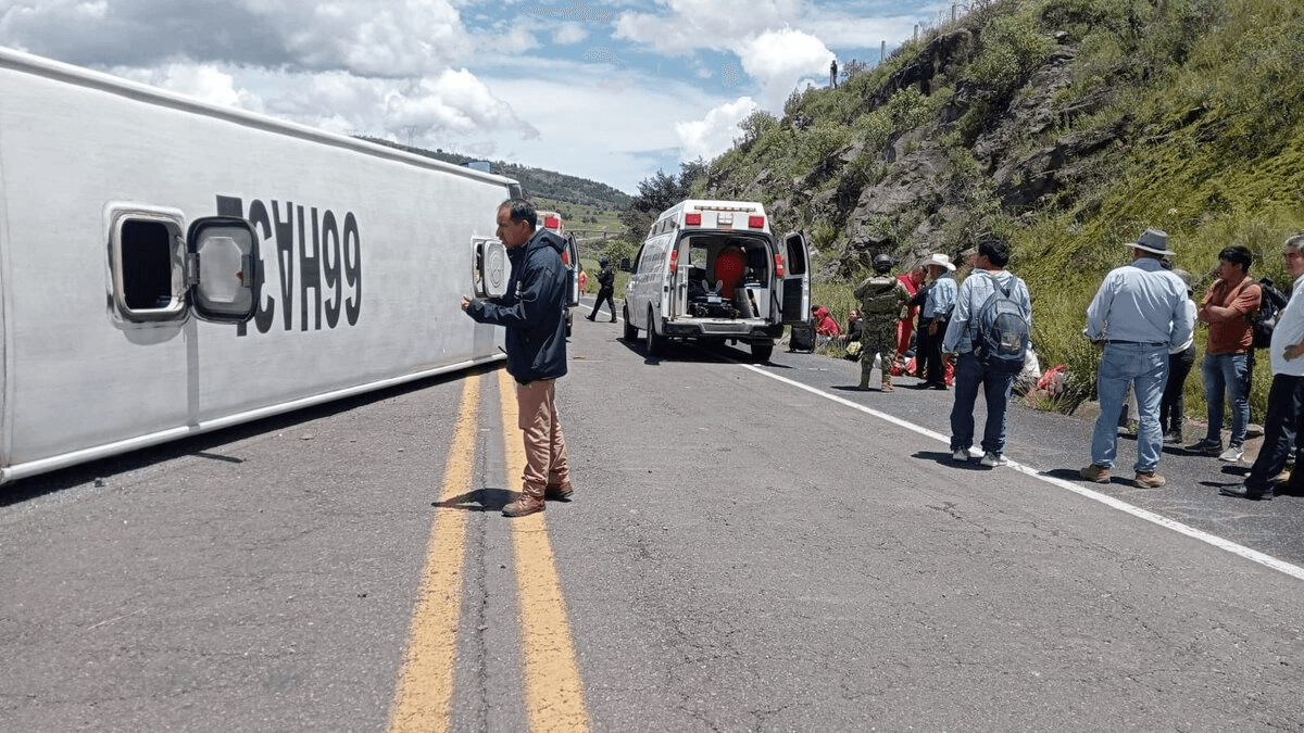 Volcadura de autobús ATAH deja 28 personas lesionadas en la Tlaxco-Tejocotal
