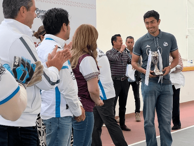 Jugadores del Club Puebla llevan alegría a la Casa del Adolescente