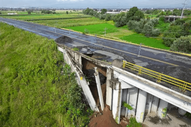 Aeropuerto de Puebla, parque industrial y viviendas, afectadas por socavón