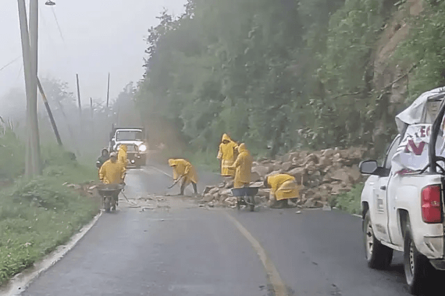 Lluvias dejan deslaves, apagones y daños en caminos de la Sierra Nororiental