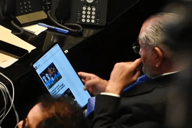 ¡Otra de Adán Augusto! Se pone a leer sobre CR7 en pleno debate por lluvias