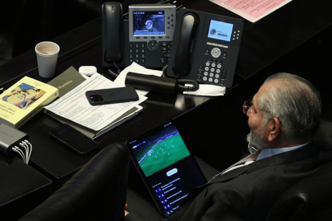 Captan a Adán Augusto viendo fútbol durante comparecencia de Hacienda