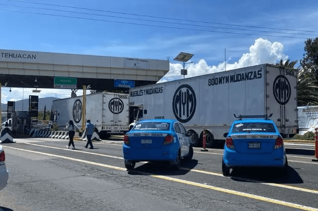 Taxistas de Tehuacán retiran bloqueo tras acordar operativos contra apps