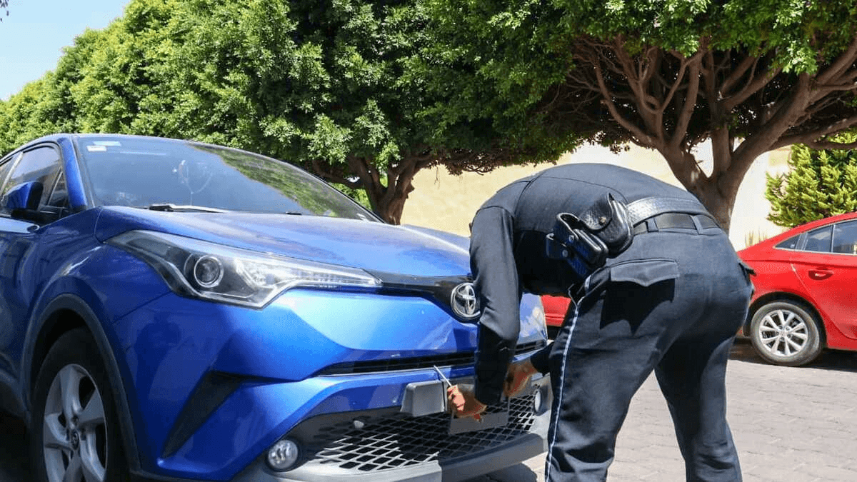 Retiran 51 mil placas por multas en Puebla durante el primer año de Chedraui